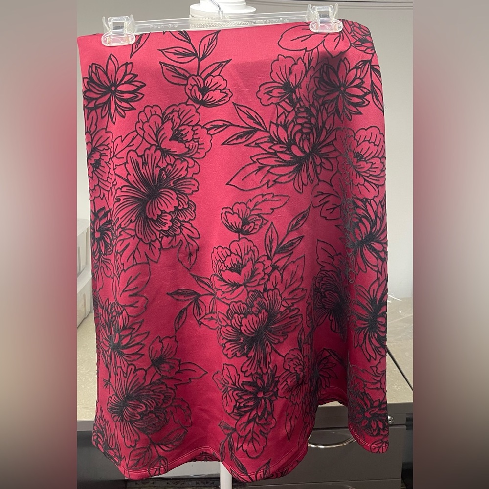 NWT ROZ&ALI FULL SKIRT In beautiful Burgundy color w/black Velvet pattern Size S